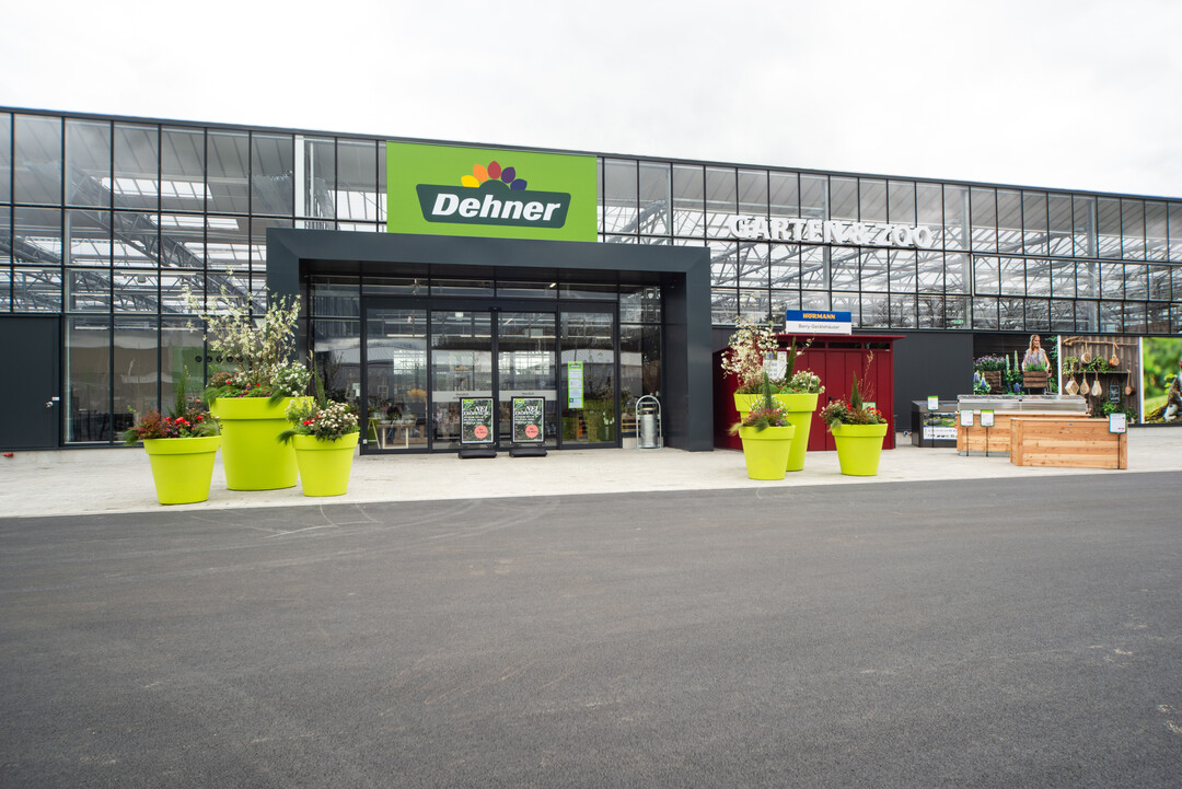 Moderne Architektur sorgt für ein helles und freundliches Ambiente im Garten-Center in Neumarkt in der Oberpfalz