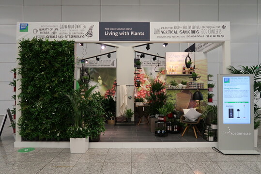 Ein immer wiederkehrendes Thema der POS Inseln ist Living with Plants das nach dem Badezimmer 2017 und dem Homeoffice 2018 in diesem Jahr als kleines Caf daherkommt. Im Einzelhandel werden verstrkt kleine Gastronomiekonzepte in die Verkaufsrume integriert, so wie es auch bereits in einigen Gartencentern der Fall ist. Neben der gesteigerten Aufenthaltsqualitt sorgt ein Caf fr eine lngere Verweildauer und verstrkt damit das Einkaufserlebnis und fhrt zu steigenden Umstzen. Mit aktiven Konzepten, in denen der Besucher, wie hier dargestellt seine Kruter fr den Tee selber schneidet und geniet, werden positive Emotionen mit dem Einkauf verbunden, die gepaart mit den entsprechenden Produktangeboten fr zu Hause, diese auch in den privaten Bereich verlngern. Fr Gartencenter in jedem Fall ein Feld, das groes Potenzial bietet. 
