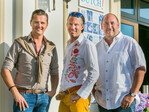 <p>Rudi Tuinman (l.) und Pascal Koeleman (M.) sind zusammen 2Dezign.</p> 
<p>Pascal Koeleman stammt aus einer Gärtnerfamilie und Rudi Tuinman aus dem Bereich Fashion & Styling. Sie formen das Label mit Sitz im holländischen Rijnsburg seit mehr 14 Jahren. </p>
<p>Oliver A. Mathys (r.) begleitet „DEGA  GRÜNER MARKT“ seit 2007 als Kolumnist. Der Gärtner und Floristmeister ist als Commercial Director Gardencenter beim belgischen Spezialisten für Interior Design D&M europaweit unterwegs. Er befragt an dieser Stelle führende Köpfe zu Situation und Zukunft der Branche.</p>