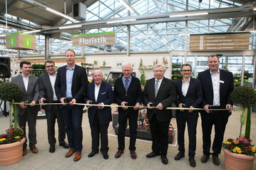 Bandschnitt (v.l.n.r.): Thomas Martin (Regionsleitung), Bernhard Hnig (Chief Operating Officer), Frank Bing (Chief Sales Officer), Albert Weber (Senior-Chef Dehner), Heinz Konrad (Vermieter), Herbert Osterbauer (Brgermeister Neunkirchen), Thomas Frewein (Expansion sterreich) und Michael Hofer (Marktleitung)