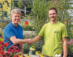 VDG-Geschäftsführer Thomas Buchenau (links) überreicht Jonas Hellerberg, Geschäftsführer des Gartencenters FloraWelt in Dorsten, das Gütesiegel.