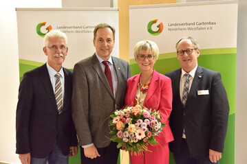 Die wiedergewhlte Prsidentin des Landesverbandes Gartenbau NRW e. V. mit ihren Vorstandskollegen. (V.l.n.r.) Fritz Mlders, Helmut Rskamp, Eva Khler-Theuerkauf und Peter Horst