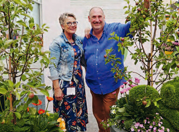 Zum mittlerweile vierten Mal zeigten Konnie van Delft und Oliver Mathys auf ihren POS Green Solution Islands leicht umsetzbare Lsungen fr die verkaufsfrdernde und trendorientierte Warenprsentation.