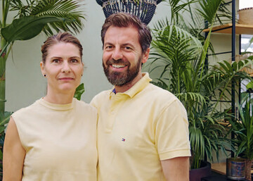 Katja und Christian Mller fhren das Familienunternehmen in der vierten Generation. Katja Mller ist fr das Marketing und alle visuellen Themen verantwortlich. Christian Mller ist 2005 in den elterlichen Betrieb eingestiegen und hat ihn 2010 bernommen. Beide Eltern sind noch im Betrieb aktiv, Vater Wilhelm Mller verantwortet die Baumschulproduktion.