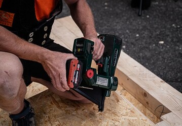 Metabo-Akku mit einem Nagler der Firma Prebena  mit CAS ist das mglich. Alle Maschinen und Gerte der derzeit 17 CAS-Partner sind mit ein und demselben Akku zu 100 Prozent kompatibel und beliebig kombinierbar.