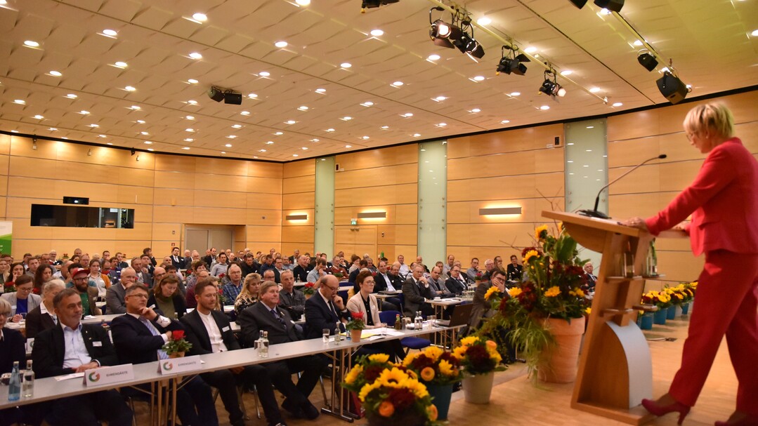 Prsidentin Eva Khler-Theuerkauf bei ihrer Ansprache an die Mitglieder und Gste der diesjhrigen Delegiertenversammlung in der Messe Essen