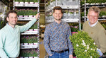 Rut Termeulen (r.) startete 1985 mit einem Linienfahrverkauf für Blumen und Pflanzen nach Deutschland. Mittlerweile sind auch seine beide Söhne Marc (Mitte) und Jan (l.) im Unternehmen. Der Familienbetrieb hat sich auf den Verkauf hochwertiger Pflanzen nach Deutschland spezialisiert.