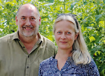 Gemeinsam mit ihrem Mann Jrn fhrt Anke Schlumbom die Grtnerei Schlumbom in Handorf und arbeitet als Floristmeisterin im Werkstattmodus. Sie ist zudem eine der Administratorinnen der Facebook-Gruppe Florum.