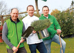 Martin, Florian und Andreas Löwer (v.l.) haben ihre Kräuterleidenschaft, gemeinsam mit dem Fachjournalisten Engelbert Kötter, in ein über 400 Seiten starkes Buch gefasst. Im Mittelpunkt steht die Verwendung der Kräuter – Florian Löwer, der Deutsche Meister der Konditoren, lieferte dafür Rezepte für die kreative Kräuterküche.