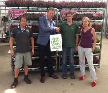 Erster Empfnger des neuen Zertifikats MPS-A+ ist van den Ham Gartenbau in Geldern. Von links: Jan van den Ham, Arjan van der Meer (Pressesprecher MPS), Klaus van den Ham und Silke Peters (MPS-Koordinatorin Deutschland).