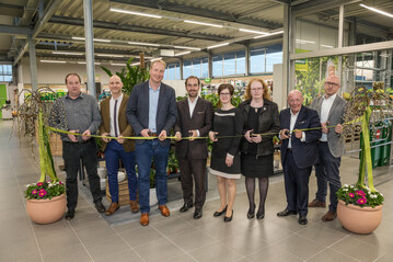 Bandschnitt (v.l.n.r.): Karsten Ostermann, Sven Bierhaus (Leitung Expansion / Immobilien und Projektentwicklung Dehner), Frank Bing (Chief Sales Officer Dehner), Georg Weber (Chief Executive Officer Dehner), Tamara Heilmann (Marktleiterin Dehner Garten-Center Bous), Jutta Fellinger (Gemeindeverwaltung Bous), Albert Weber (Senior-Chef Dehner), Jrg Schielke (Regionsleiter Dehner)