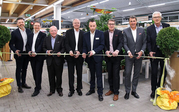 Banddurchschnitt Filderstadt (von links): Oliver Haller (Chief Purchasing Officer Dehner), Bjrn Poy (Projektleiter Deutschland Expansion, Immobilien und Projektentwicklung Dehner), Albert Weber (Senior-Chef Dehner), Wolfram Goldemann (Vermieter), Jan Mller (Marktleiter Dehner Filderstadt), Bernhard Hnig (Chief Sales Officer Dehner), Dr. Hansjrg Flassak (Chief Financial Officer Dehner), Andreas Mende (Regionsleiter Dehner)