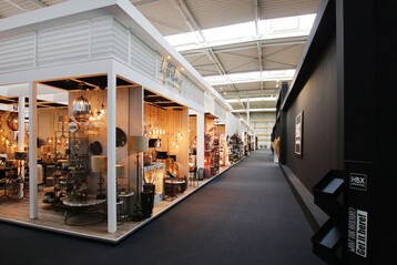 Im Showroom
Center zeigen
ab Juni 16 Firmen
ihre Kollektionen
fr die Saison
Frhjahr/Sommer
2022  ein bisschen
Messefeeling 