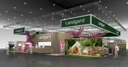 Der Landgard-Messestand in Halle 1, Stand E21, zeigt auf rund 700?m² gemeinsam mit Mitgliedsbetrieben die Stärken der Erzeugergenossenschaft. Der Auftritt steht im Zeichen des Trends „Beloved Fluffiness“, einem der fünf Stiltrends für die Blumen- und Pflanzensaison 2024/25.