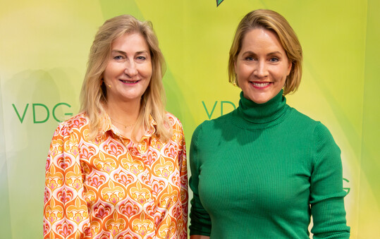 Der VDG freut sich anlässlich der IPM 2025 auf prominenten Besuch. Am Mittwoch, den 29.01.2025, erwartet die Präsidentin des VDG, Martina Mensing-Meckelburg, die bekannte Moderatorin, Autorin und Unternehmerin Judith Rakers zum Interview auf dem Messestand des VDG in der Galeria (Stand GA 23). Das Gespräch beginnt um 13.30 Uhr. Daran wird ein Branchentreffen bei Kaffee und Kuchen anschließen, dass der VDG zusammen mit der Messe Essen auf dem VDG Stand ausrichten wird.