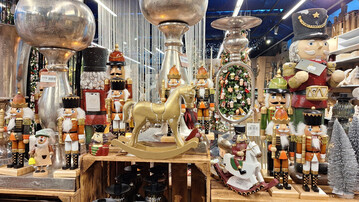 Gartencenter drfen whrend der erlaubten Sonntagsffnungszeiten neben Blumen und Pflanzen auch sortimentstypische Dekorationsartikel und Christbaumschmuck verkaufen.