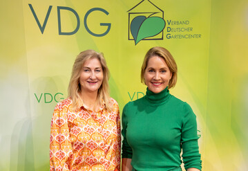 Der Branchentreff des VDG am Stand des Verbands in der Galeria (Stand GA 23) startet mit einem Interview: Martina Mensing-Meckelburg (l.) spricht mit Judith Rakers ber ihr Ladenbau-Konzept fr den stationren Gartenfachhandel.