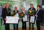 Den Günther-Schmidt-Preis für hervorragende Leistungen um den Erhalt von Kultur und Geschichte
der Baumschulwirtschaft des Landesverbandes Schleswig-Holstein im Bund deutscher
Baumschulen (BdB) erhielten aus der Hand von Axel Huckfeldt: Hildegard Lunau (m.),
Rolf Hoyer (2.v.l.) und Hans Sporleder (2.v.r.), das langjährige Team des Deutschen Baumschulmuseums.
Der Preis ist mit 1.000,00 € dotiert.