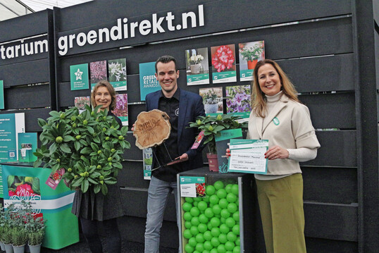 Rhododendron "Maximus" von Leybaert wurde von den Fachbesuchern zum Publikumsliebling gewählt und gewann den Green Retail Award. Die kompakte, winterharte und krankheitsresistente Pflanze mit großen Knospen, die schon bald große, feuerrote Blüten zeigen werden, fand großen Anklang. Züchter Silas Crezée zeigt sich begeistert: "Das ist eine wunderbare Anerkennung für 12 Jahre Züchtungsarbeit. Die Pflanze ist jetzt in 2 Litern erhältlich, und bald werden wir auch eine lila, rosa und weiße Variante einführen."