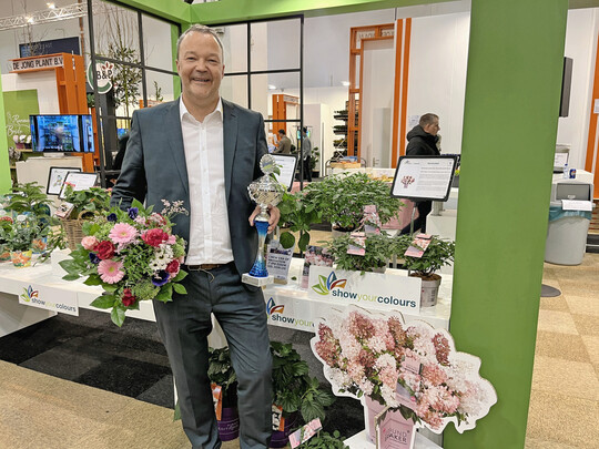 Sebastian Heinje freut sich ber den Gewinn des Show Your Colours Award.