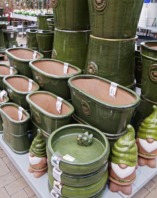 „Bei meinen Gartencenter-Inspektionenmuss ich bei den Outdoorgefäßen zu 70 %schlechte Noten vergeben, weil die oftmals noch schnell hingeräumt werden – da sind dann manchmal noch die Blätter vom Herbst drin, die Preise fehlen, sie sind unsortiert oder die Ecken sind abgeschlagen“, erzählt Oliver Mathys. Früher wurde bei abgeschlagenen Stellen 10 % Nachlass gegeben, heute will der Kunde 30 % – dann ist der Gewinn weg. Wichtig bei den großen Gefäßen: Der Kunde muss sehen, was sie kosten, ohne siemühevoll umdrehen zu müssen.