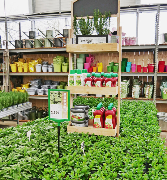 Eine gelungene Zweitplatzierung  der Kunde findet bei den Krutern gleich auch das notwendigeZubehr. Das erspart ihm das Suchen und die Wege durchs Gartencenter und bietet gleichzeitig Hilfestellung bei der Entscheidung: Was brauche ich noch? Das generiert Zusatzverkufe.