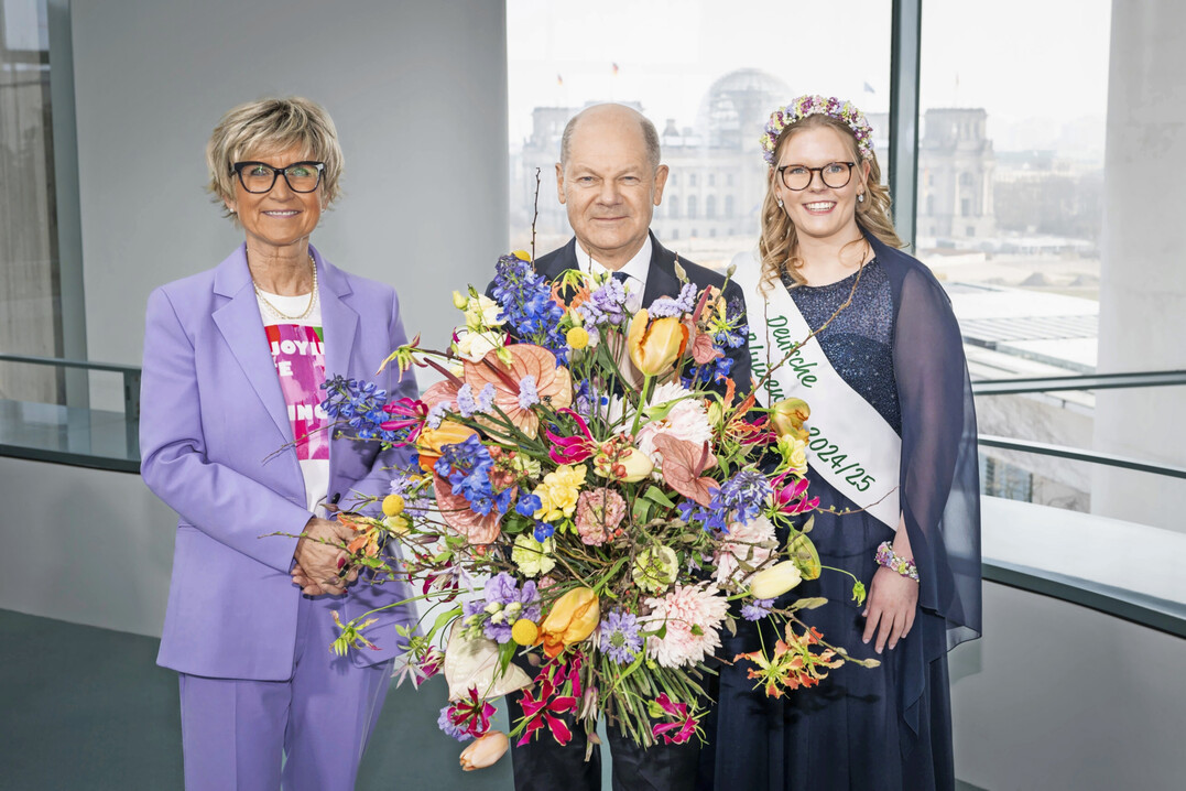 bergabe des traditionellen Blumengrues zum Valentinstag an Bundeskanzler Olaf Scholz durch die deutsche Blumenfee 2024/25, Anne-Marie Bals und ZVG-Prsidentin Eva Khler-Theuerkauf.