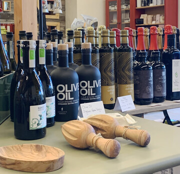 Sowohl als Geschenk als auch fr den Eigenbedarf  Weine und Genussortimente werden von den Kunden des Gartenhofs Jeutter gern angenommen.