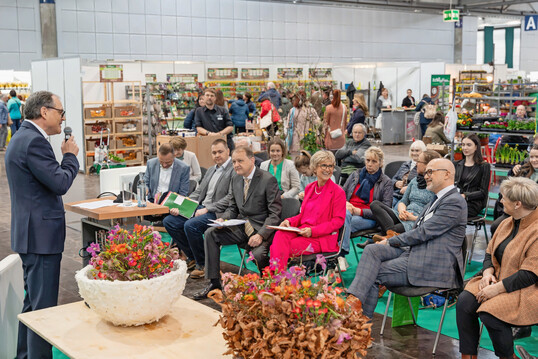 Zu den Teilnehmern des Podiums zählten unter anderem Ulrich Menke, Staatssekretär im Sächsischen Staatsministerium für Umwelt und Landwirtschaft, sowie Eva Kähler-Theuerkauf, Präsidentin des Zentralverbandes Gartenbau (ZVG).