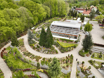 Was 1961 als Baumschule begann ist mittlerweile Ort des Erlebens, Genieens und Verweilens. Jrg Kohout und sein Team verbinden hier Gartenkultur und Design, Baumschule und Pflanzencenter, Event und Gastronomie, Biomarkt und Freizeitpark zu einem Gesamterlebnis. 