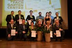 Die besten FachGartencenter erhielten die Auszeichnung in Gold. Von links nach rechts, untere und dann obere Reihe: Gartencenter Dingers, Köln (Christian Dinger), Gartencenter Grönfingers, Rostock (Eckhard und Grit Heinemann), Herde"s Gartencenter Sölde GmbH, Dortmund (Dirk und Birgit Michel), Gartencenter Lenders in Mönchengladbach (Reimund Eßer), Gartencenter Brockmeyer in Halle und Detmold (Henry Brockmeyer), Gartencenter Kiefl bei München (Wolfgang Kiefl), Gartencenter Schley in Ratingen (Niels Schley), Gartencenter Schlößer (Heiner Schlößer und Kinder), Florapark Wagner in Wiesloch (Alexander Wagner)