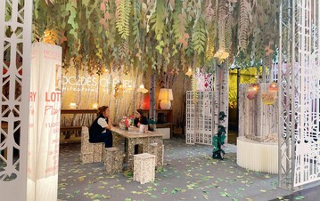 Die bezaubernde Standgestaltung von Procds Chnel, mit Blten und Ranken aus Papier, liefert zwei Ideen frs Gartencenter. Aus floralen Papierobjekten knnte ein Raumerlebnis entstehen, in dem die echten Pflanzen neu zur Wirkung kommen. Oder die Pflanzen werden auf nachhaltigen Platten oder Mbeln (wie hier im Bild) inszeniert und setzen ein Zeichen fr Nachhaltigkeit.