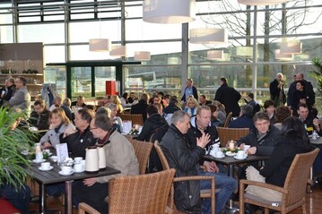So ein Kongress ist auch anstrengend: Plausch im Caf des Gartencenters Schley