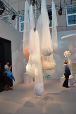 Detail aus der Trendschau: Helle Farben und Transparenz werden noch mehr kommen