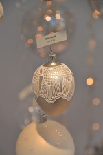 Goldene Accessoires mit Applikationen werden mehr zu sehen sein