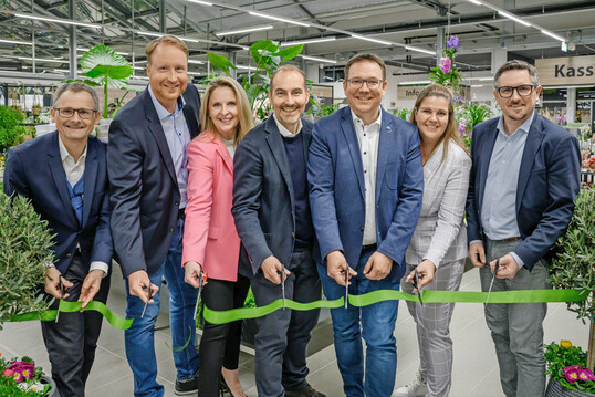 Erffnung Dehner Garten-Center Amstetten (Greinsfurth) - vlnr: Thomas Frewein (Projektleiter sterreich Expansion, Immobilien und Projektentwicklung), Frank Bing (Chief Sales Officer Dehner), Margit Haberdle (Vertriebsleiterin), Georg Weber (Chief Executive Officer), Brgermeister Christian Haberhauer, Nicole Wageneder (Marktleiterin), Mag. Manuel Scherscher (Ortsvorsteher Mauer-Greinsfurth) 