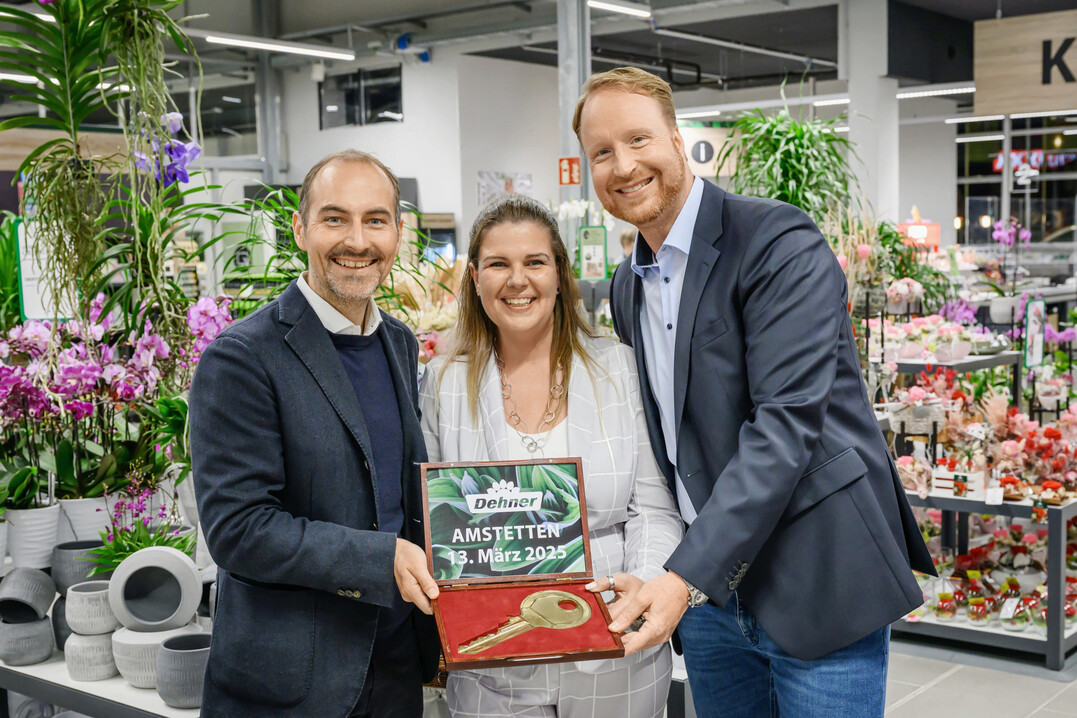 Schlsselbergabe an Marktleiterin Nicole Wageneder durch Georg Weber (CEO Dehner) und Frank Bing (CSO Dehner) 