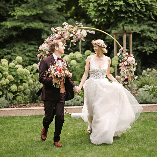 Im Le Mariage ist auch eine Hochzeit im Freien mglich. Kathrin Katt schmckt dafr einen Traubogen mit den passenden Blumen.  