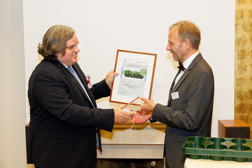 Dr. Jens Oldenburg, Geschftsfhrer der Stiftung Initiative Mehrweg, berreicht Dirk Bansemer, Geschftsfhrer der Euro Plant Tray GmbH, den Mehrweg-Innovationspreis.