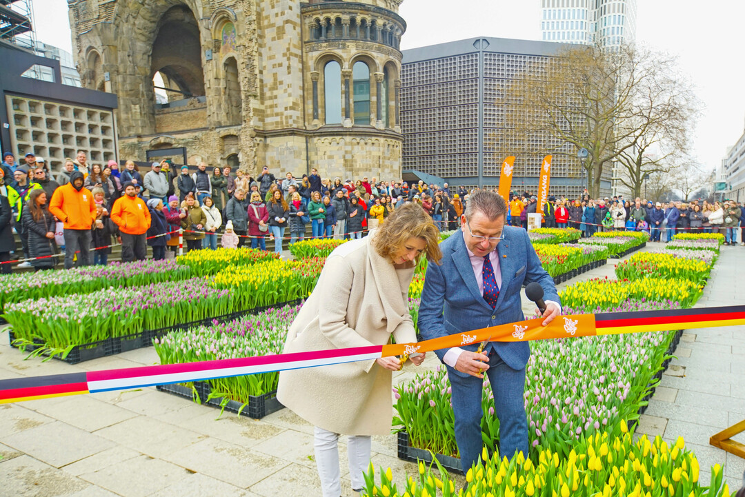 Die niederlndische Botschafterin Hester Somsen (li.) und Arjan Smit, Vorsitzender der TPN, erffnen den TulipDay Berlin.