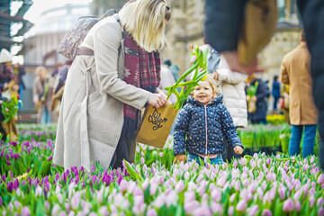 Tatschlich war der imposante Pop-Up-Garten in Berlin nicht nur schn anzusehen und man konnte wunderbare Fotos machen, sondern nach der Erffnung um 12 Uhr durften die Besucher die Tulpen auch pflcken.