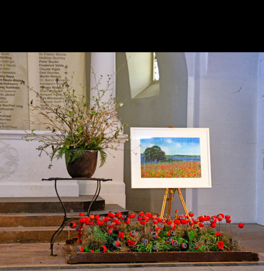 Die Auseinandersetzung mit Kunst und deren florale Interpretation  auch das ist Floristik. In der Ausstellung Artothek meets Flowers zeigt Rita Brucker das ffentlichkeitswirksam. Hier hat die Floristin ein Werk des Knstlers Andreas Wldele interpretiert. Sie gestaltete Ein Bett im Mohnfeld  als Unterbau fr die Inszenierung kommt ressourcenschonend und nachhaltig ein altes Federbett zum Einsatz.