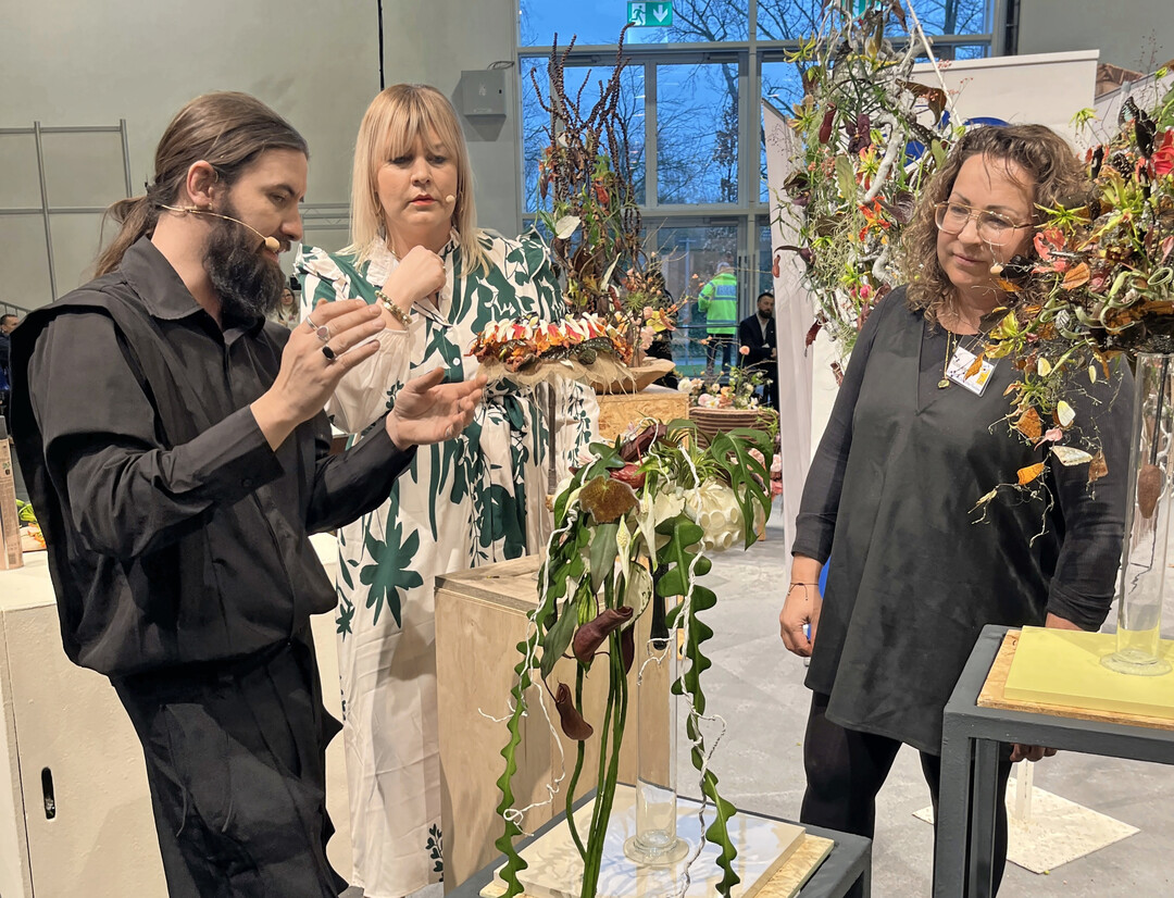 Christopher Ernst, Victoria Salomon (Mitte) und Patricia Jung (r.) zeigten auf der FDF-Showbhne in Halle 5 trendorientierte Hochzeitsfloristik.