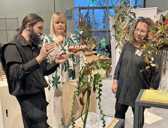 Christopher Ernst, Victoria Salomon (Mitte) und Patricia Jung (r.) zeigten auf der FDF-Showbhne in Halle 5 trendorientierte Hochzeitsfloristik.