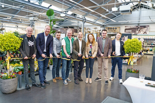 Bandanschnitt (vlnr): Herr Roland Zander (Stadtrat), Herr Frank Böing (Dehner Geschäftsführer CSO) , Herr John-Marcus Borkowitz (Florapark HBB Centermanagement), Herr Frank Wecke (Dehner Marktleiter Magdeburg), Herr Georg Weber (Dehner geschäftsführender Gesellschafter CEO), Sandra Yvonne Stieger (Beigeordnete, Dezernat Wirtschaft) , Herr Markus-Walter Garbe (Dehner Regionalvertriebsleitung) und Herr Armin Schmitt (Dehner Expansionsmanager).