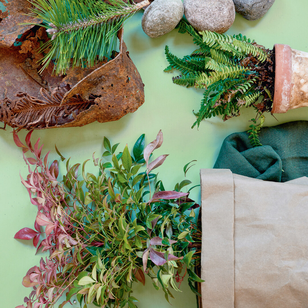 Beim Stiltrend „ode to nature“ kommen Materialien zum Einsatz, die möglichst natürlich und/oder recycelt sind. Auch die Farben sind natürlich und ausgewogen. Braun- und Grünt.ne stehen hoch im Kurs. Pflanzen und Blumen in satten Farben sorgen für Akzente, ohne den natürlichen Charakter des Gesamteindrucks zu stören.