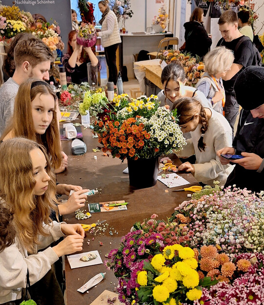 Praktische Berufsorientierung: Auf der IPM knnen Schlerinnen und Schler an Mini-Floristik-Workshops teilnehmen und erleben hautnah die Vielfalt und Kreativitt der Floristik. 