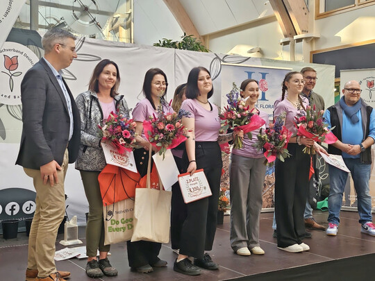 Das Podium des Franken-Cups: Auf Platz 1 landete Debora Islami (5.v.l.) vom Blumenhaus Sonja Seidel, Platz 2 ging an Lena Meier (4.v.l.) vom Blumenhaus Heller und Platz 3 an Theresa Schwimmer (6.v.l.), ebenfalls von Blumen Heller in Ansbach.