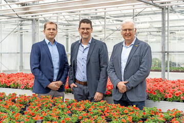 Der neue Floragard Key-Accounter Juri Dozlow mit Vertriebsleiter Dietmar Pundt und dem scheidenden Martin Dieckmann (v. l.).