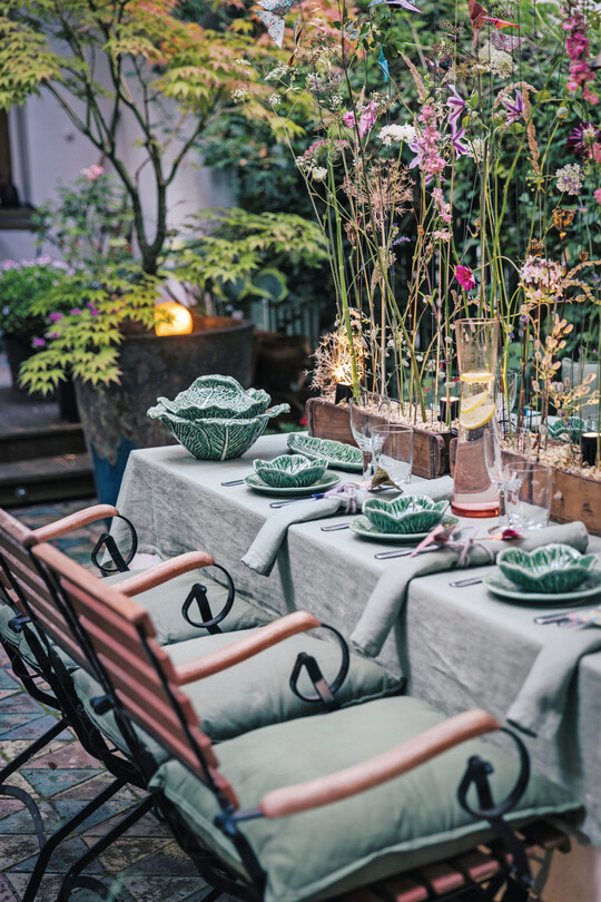 Die Origami-Schmetterlinge unterstreichen die Leichtigkeit auf der im Garten gedeckten Tafel.
